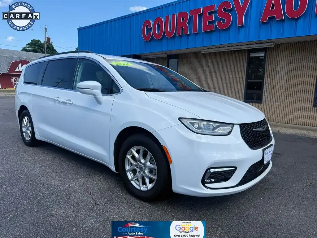 2022 Chrysler Pacifica Touring L's photo
