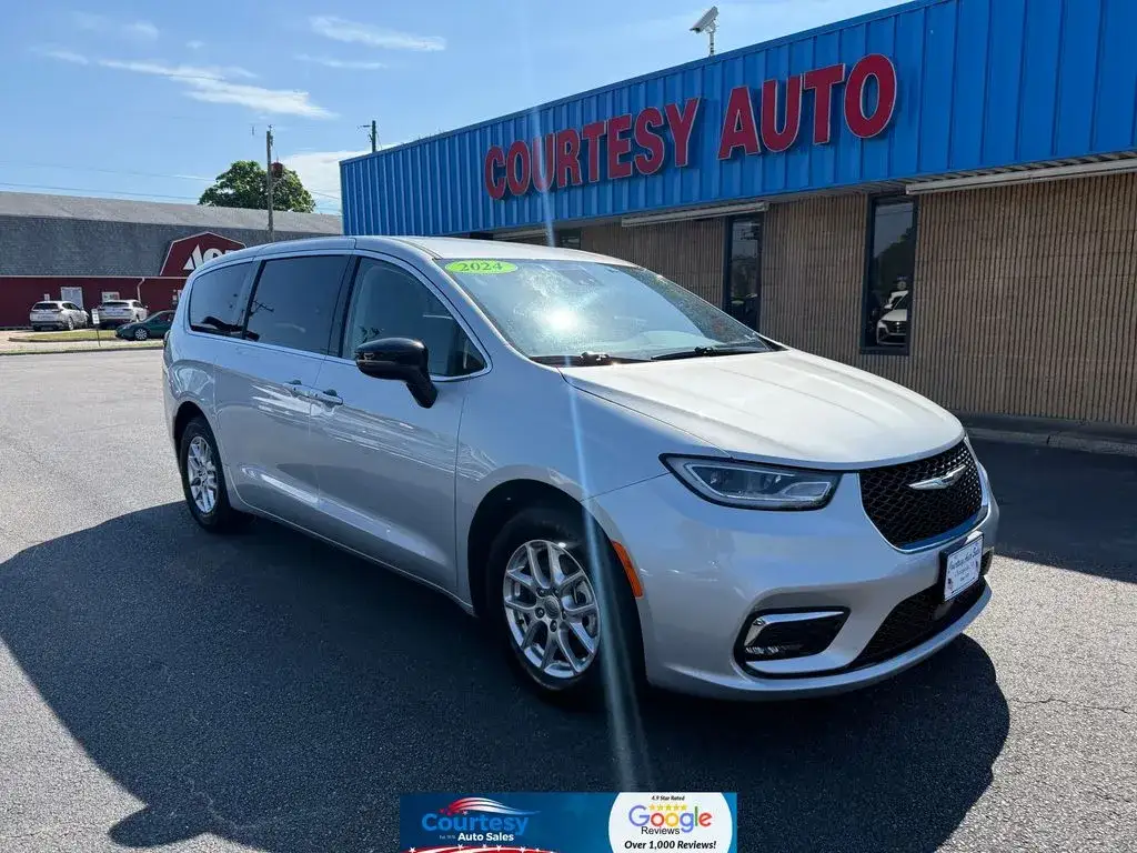 2024 Chrysler Pacifica Touring L photo 1