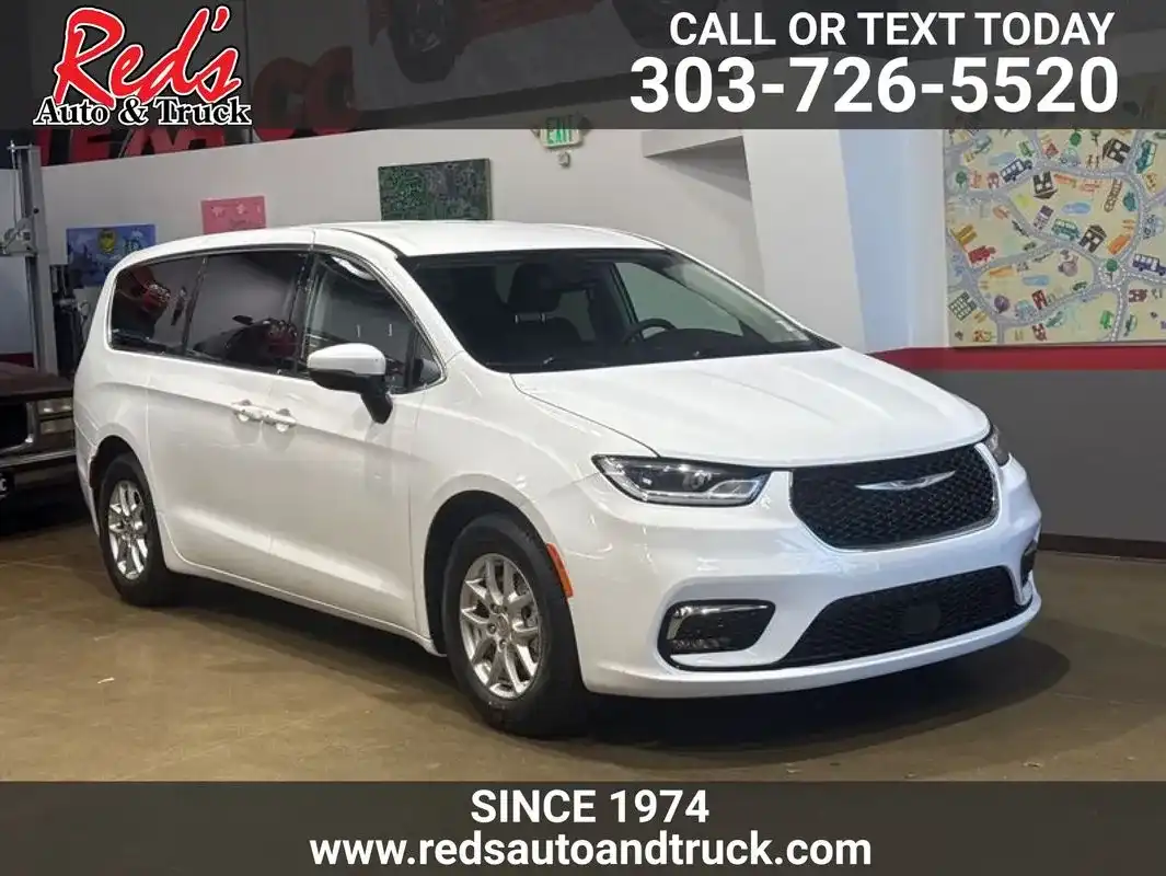 2023 Chrysler Pacifica Touring L's photo