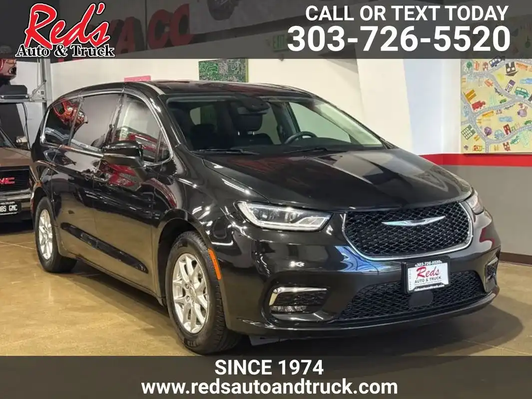 2023 Chrysler Pacifica Touring L's photo