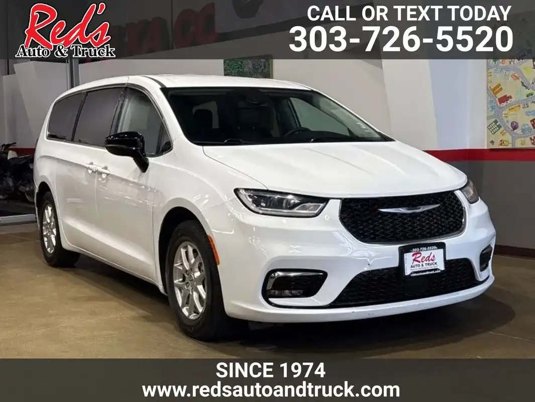 2024 Chrysler Pacifica Touring L's photo