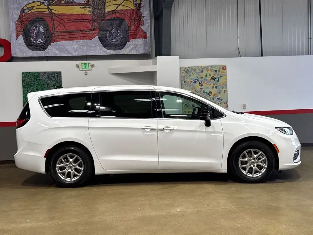2024 Chrysler Pacifica Touring L photo 4