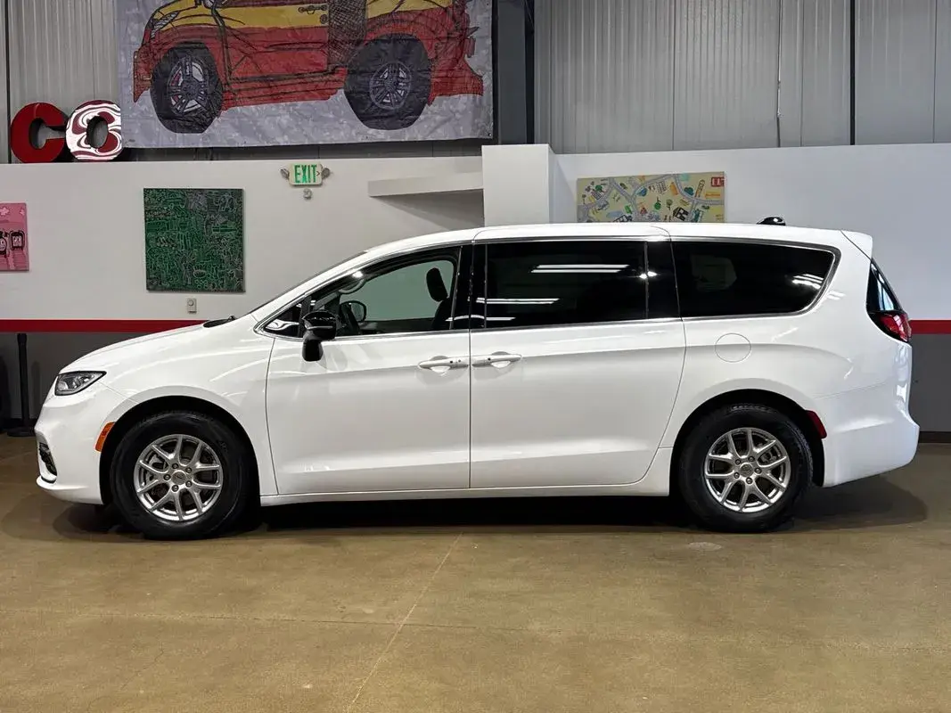 2024 Chrysler Pacifica Touring L photo 5