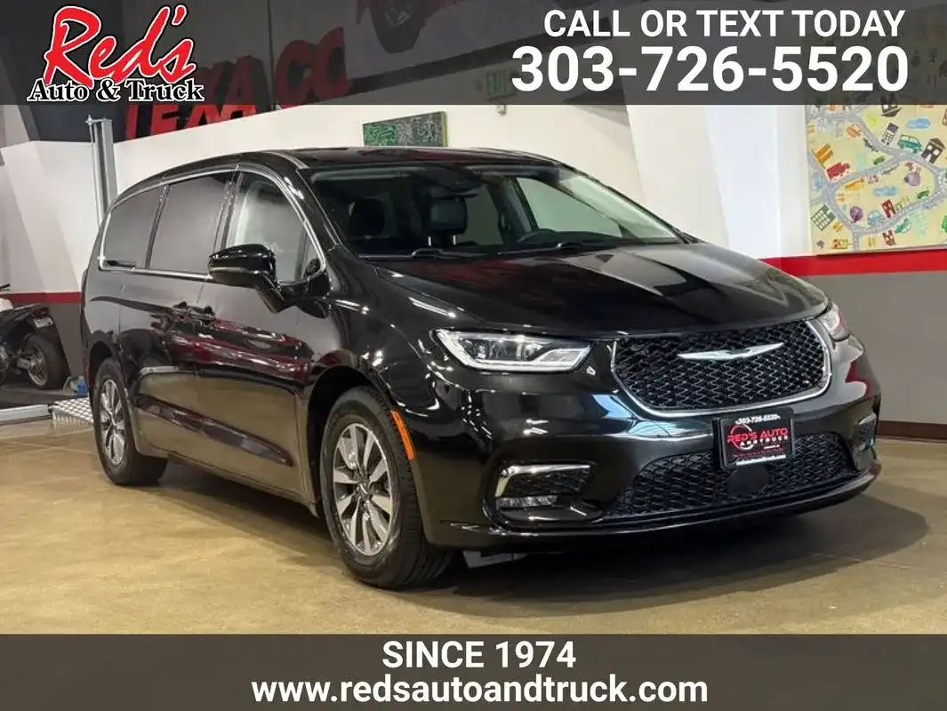 2024 Chrysler Pacifica Hybrid Select PHEV's photo