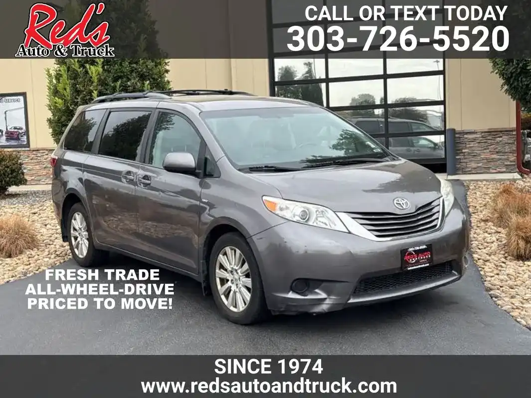 2017 Toyota Sienna LE V6 AWD 7-Passenger's photo
