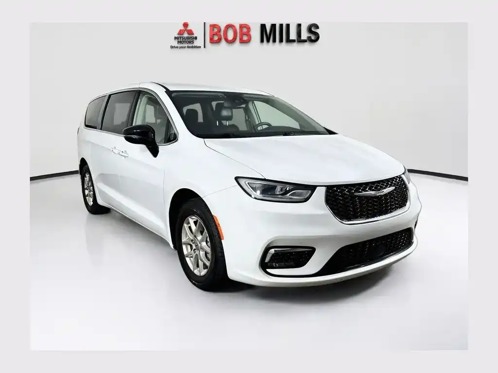 2024 Chrysler Pacifica Touring L's photo