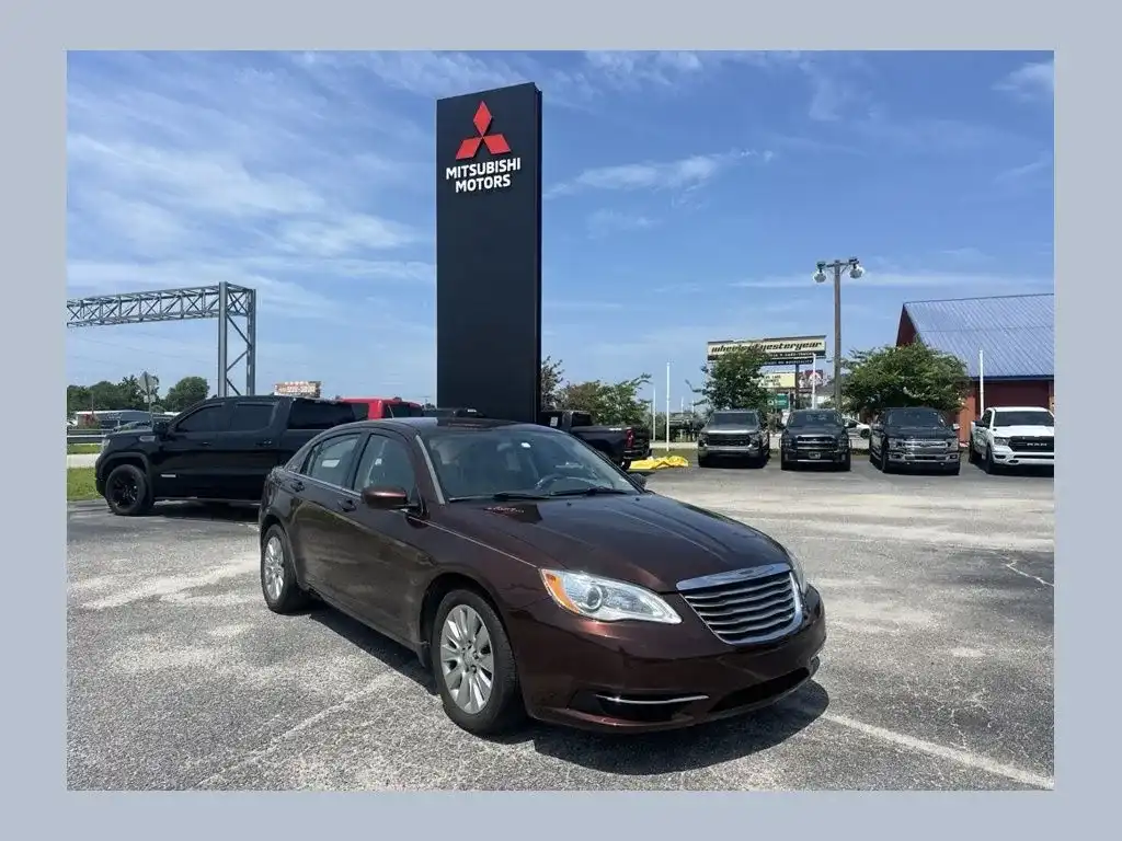 2013 Chrysler 200 LX's photo