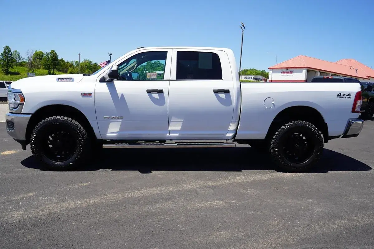 2020 RAM 2500 Tradesman 4WD Crew Cab SWB photo 3
