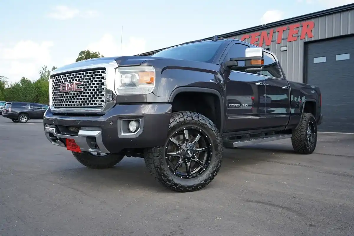 2016 GMC Sierra Denali 4WD Crew Cab Standard Box's photo