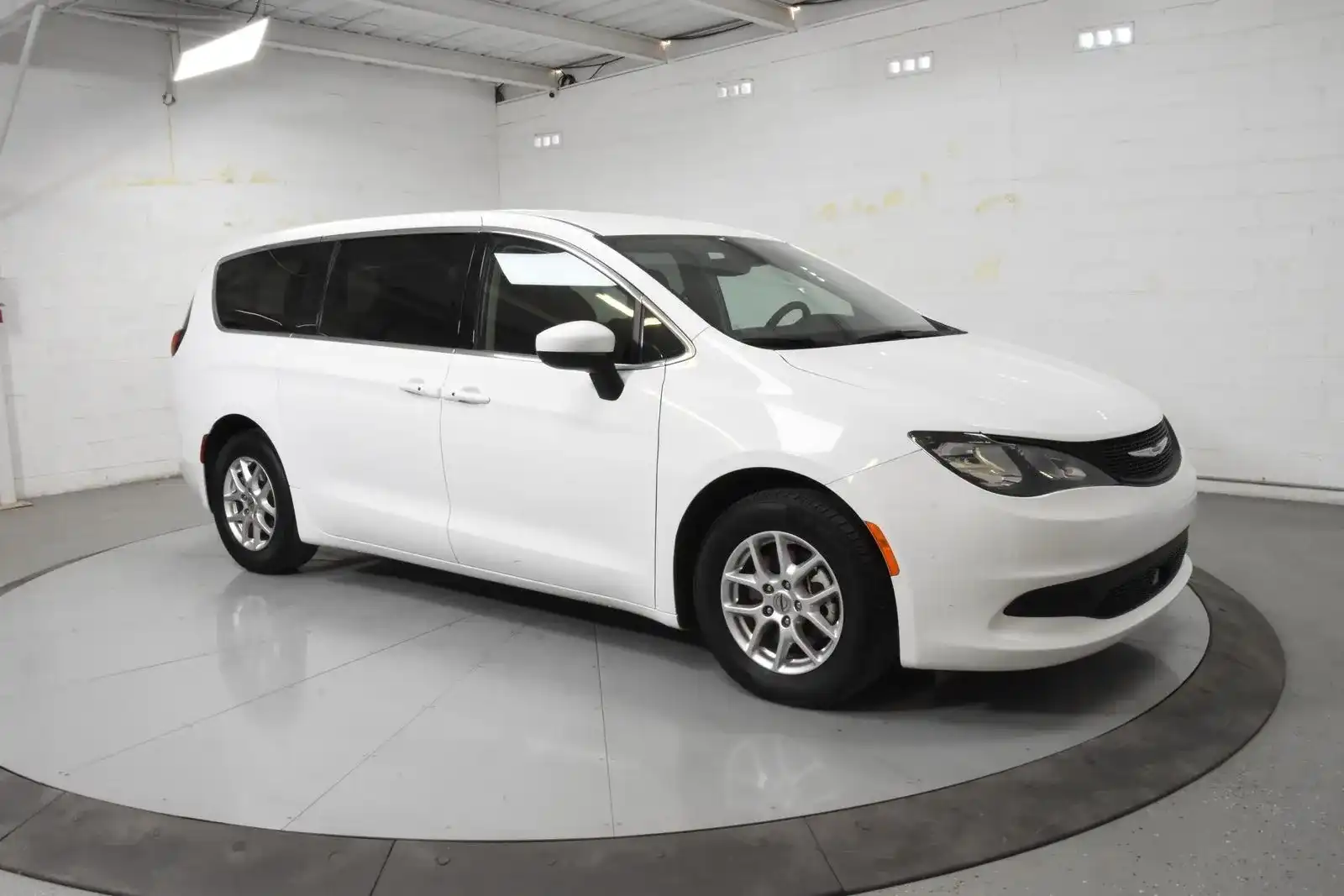 2023 Chrysler Voyager LX's photo