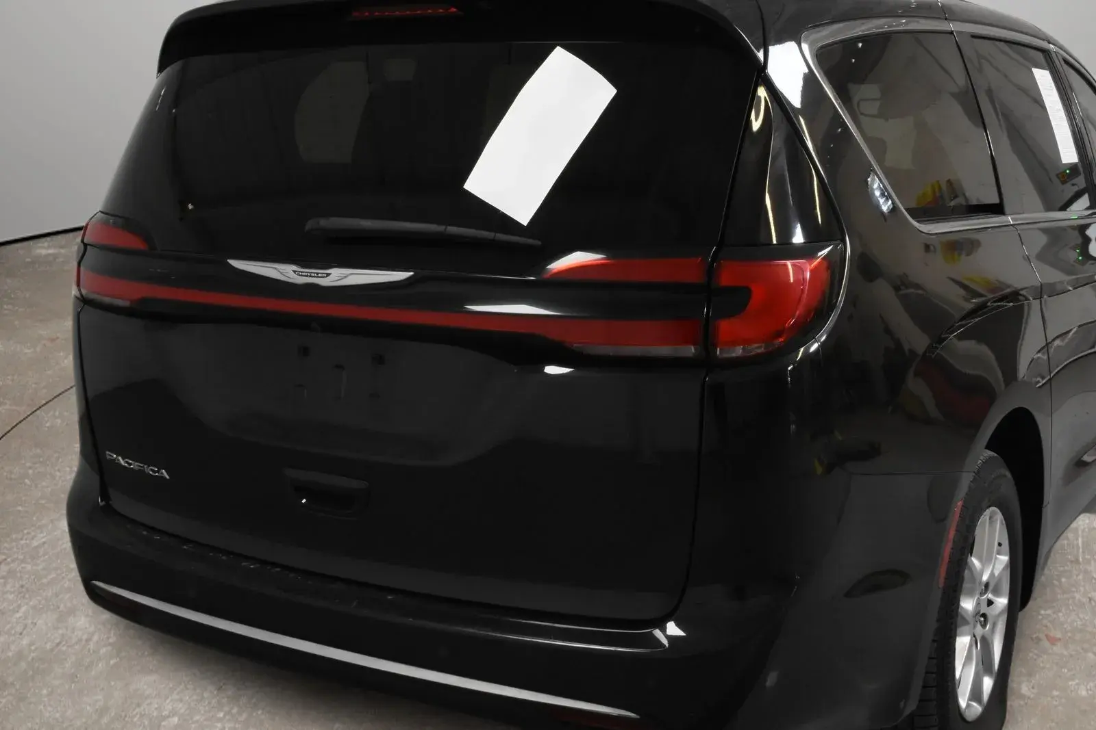 2023 Chrysler Pacifica Touring L photo 3