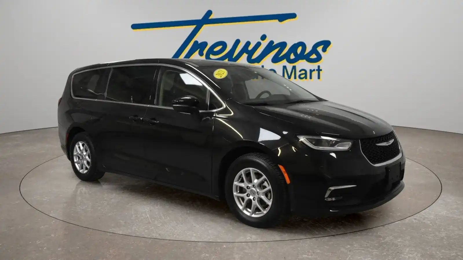 2023 Chrysler Pacifica Touring L's photo