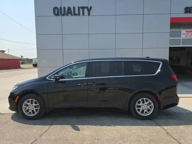2024 Chrysler Pacifica Touring L's photo