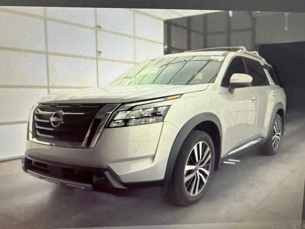 2025 Nissan Pathfinder Platinum FWD's photo