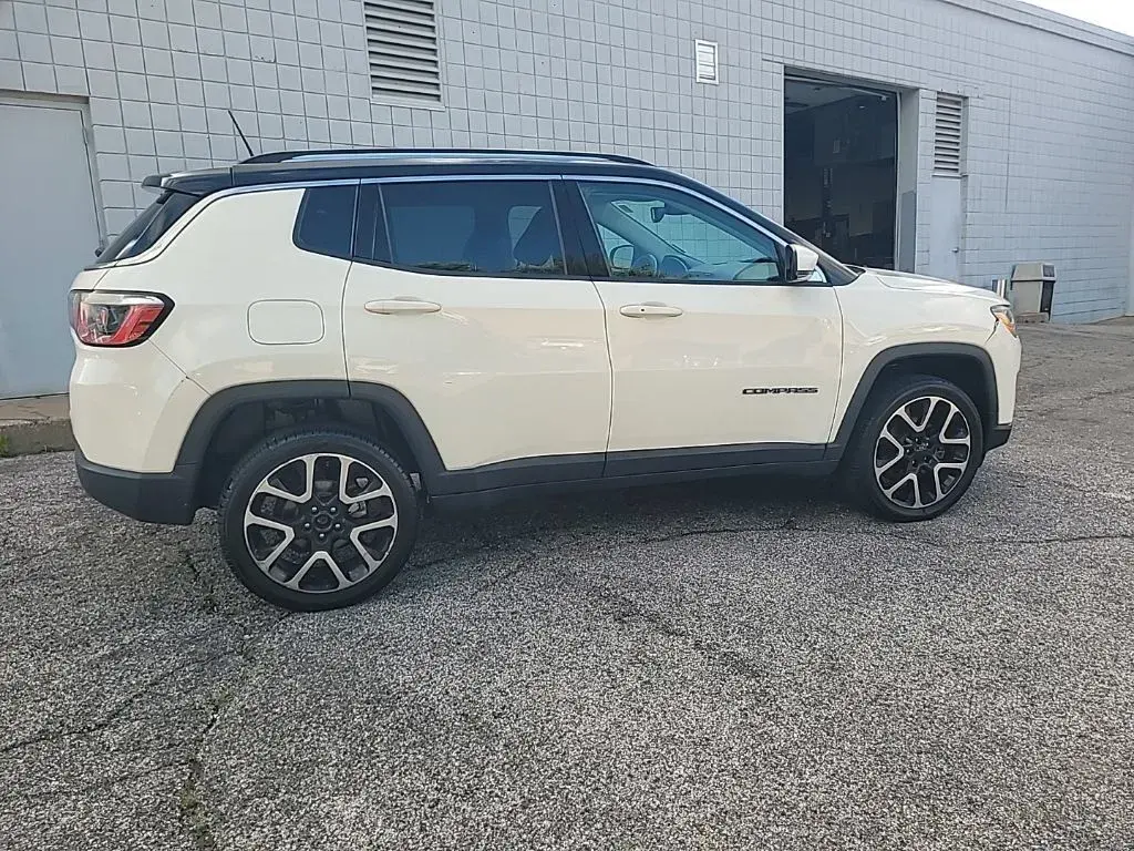 2017 Jeep Compass undefined photo 3