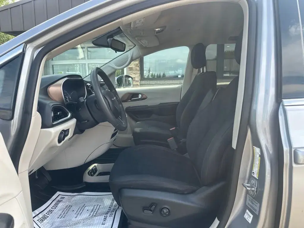 2017 Chrysler Pacifica Touring photo 3