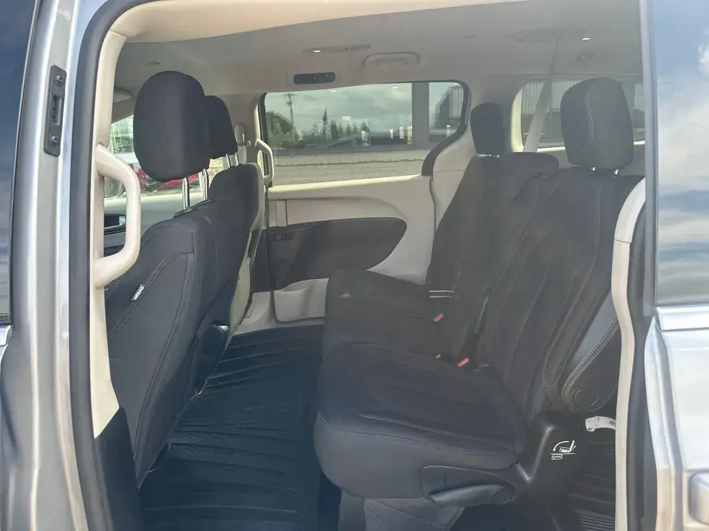 2017 Chrysler Pacifica Touring photo 4