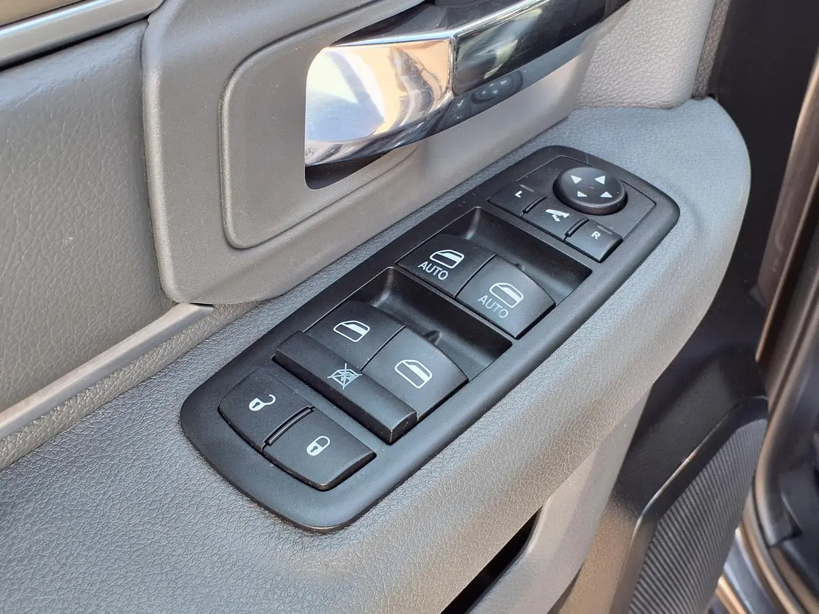 2014 RAM 1500 SLT Crew Cab photo 4