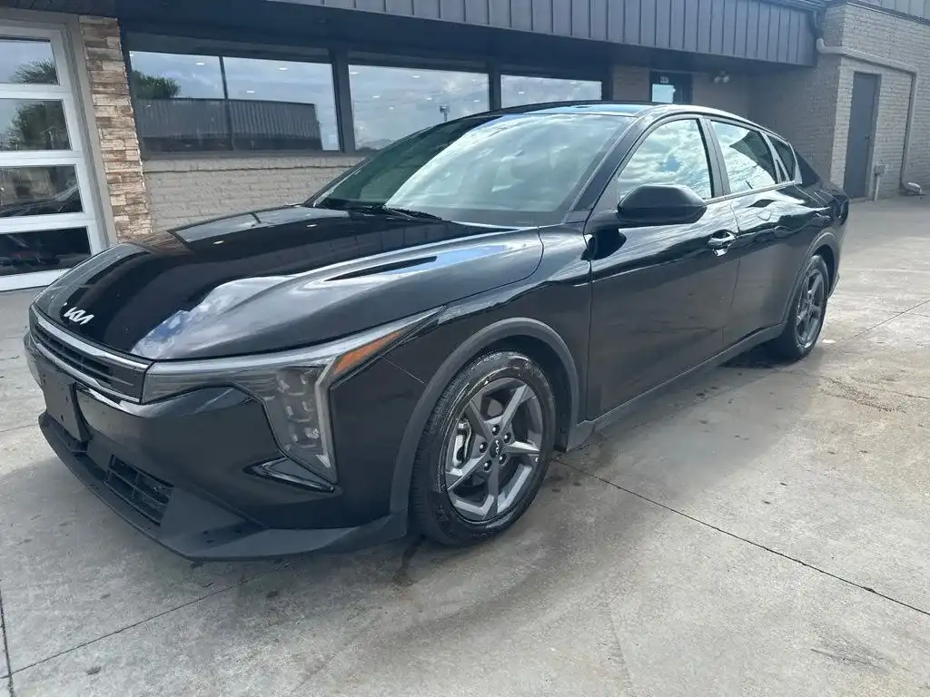 2025 Kia K4 LXS Auto's photo