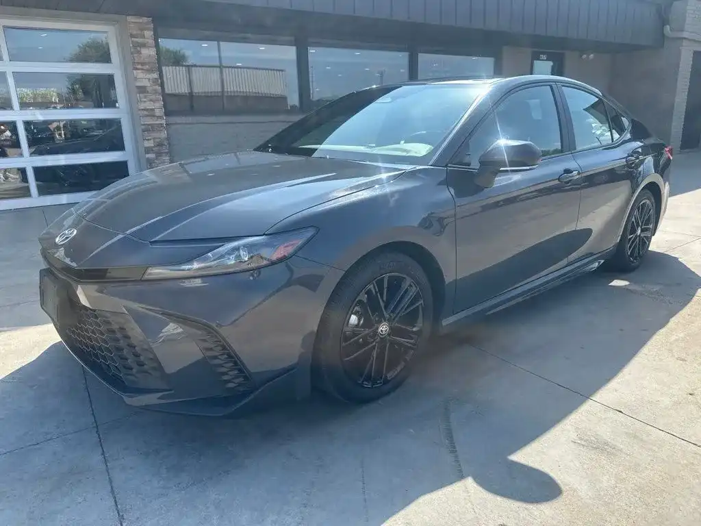 2025 Toyota Camry SE Hybrid's photo