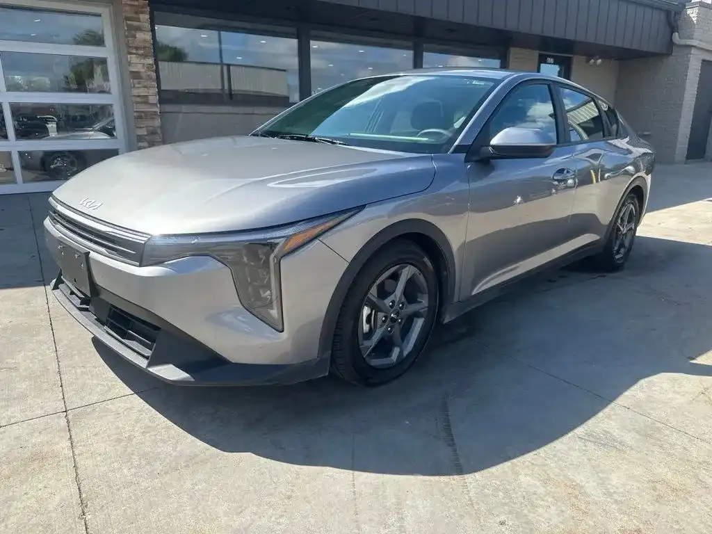 2025 Kia K4 LXS Auto's photo