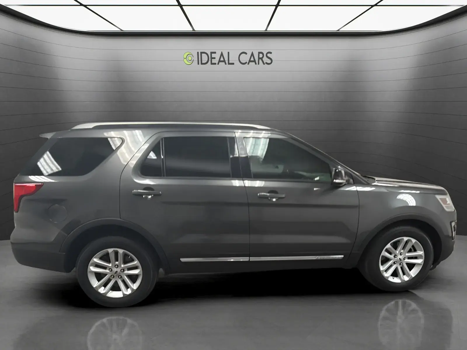 2017 Ford Explorer XLT FWD photo 4