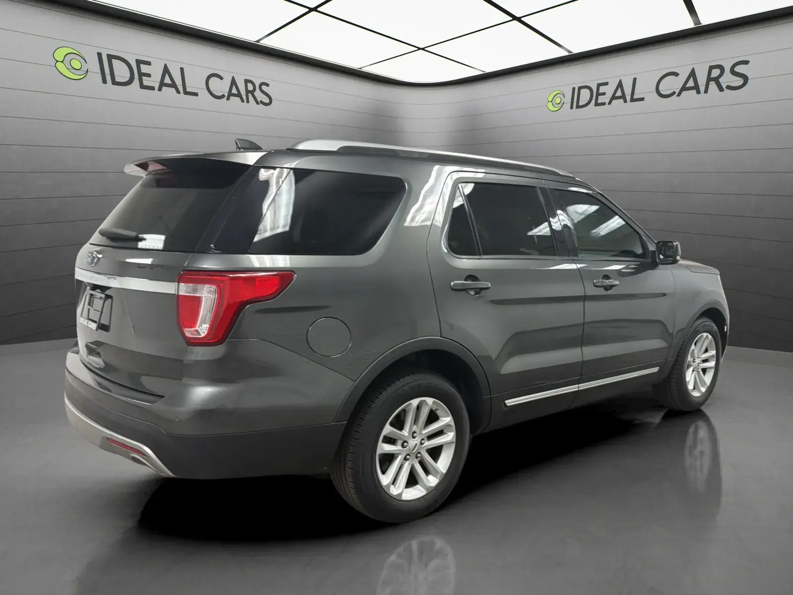 2017 Ford Explorer XLT FWD photo 5