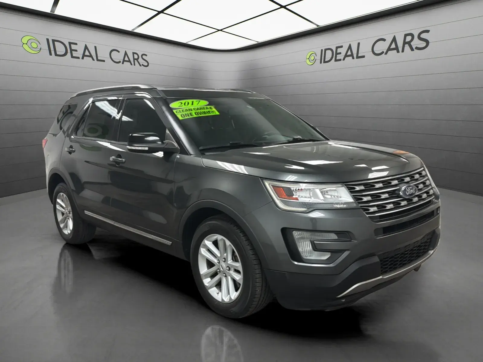 2017 Ford Explorer XLT FWD photo 3