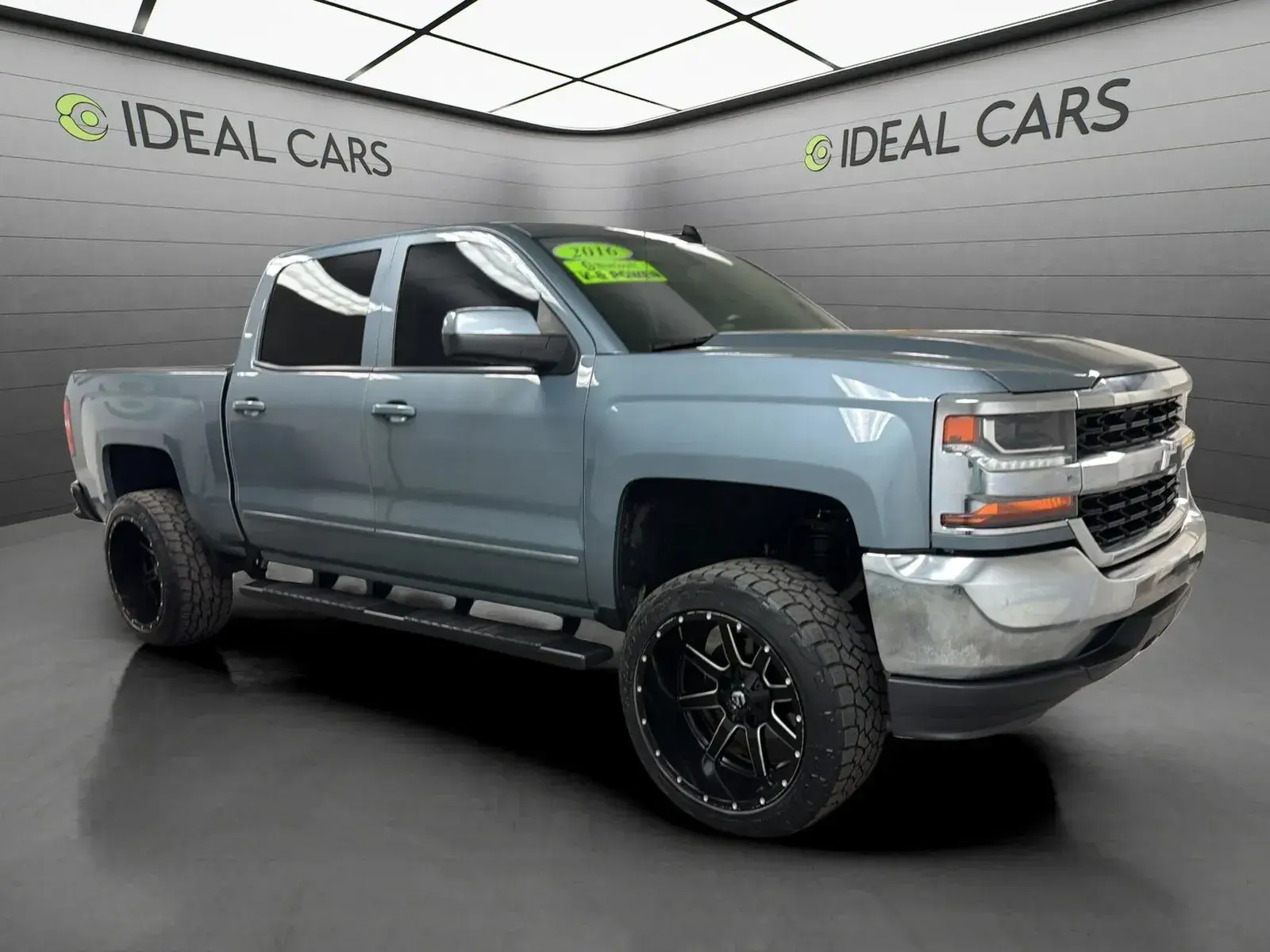 2016 Chevrolet Silverado 1500 LT Crew Cab Short Box photo 3