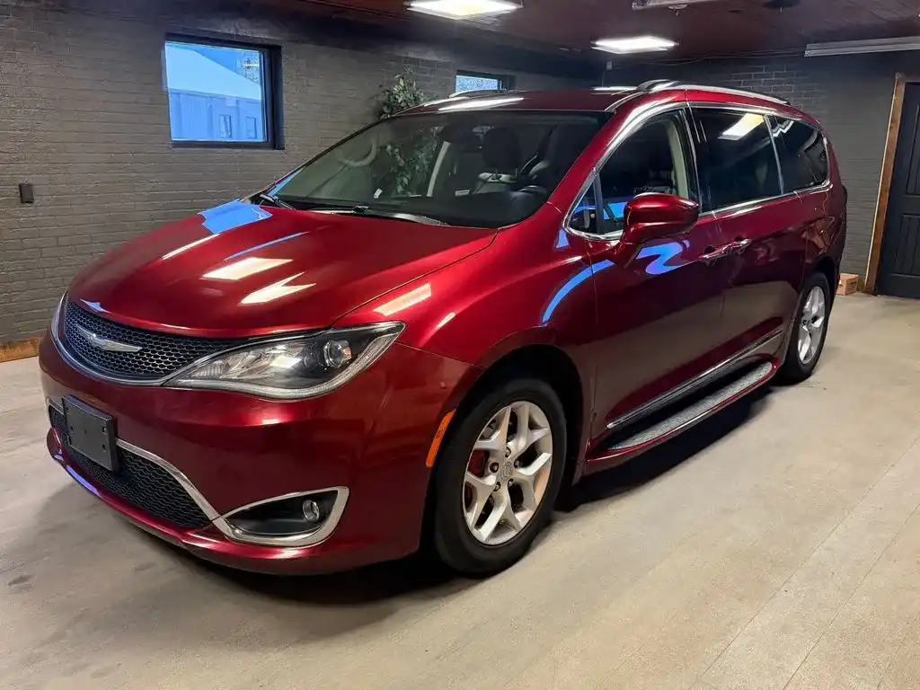 2018 Chrysler Pacifica Touring L's photo