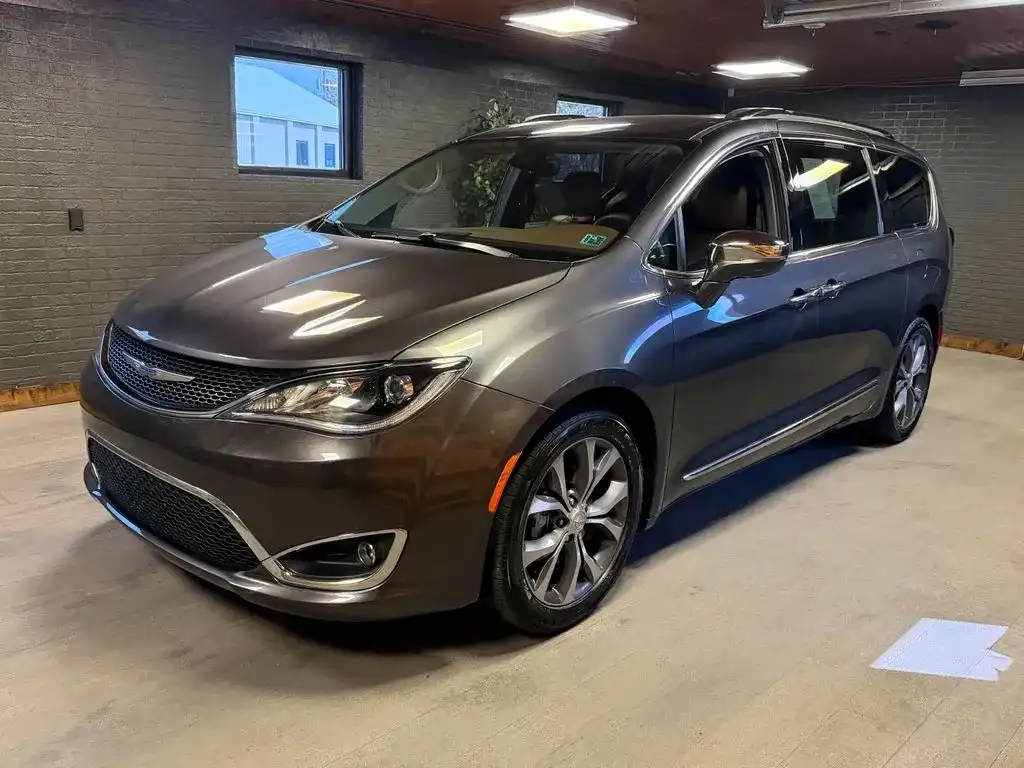 2018 Chrysler Pacifica Limited's photo
