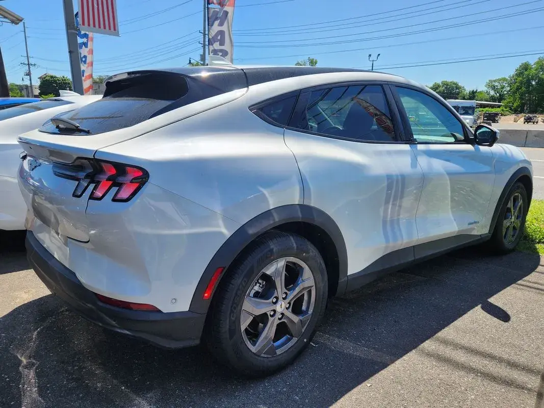 2021 Ford Mustang-Mach-e Select photo 4