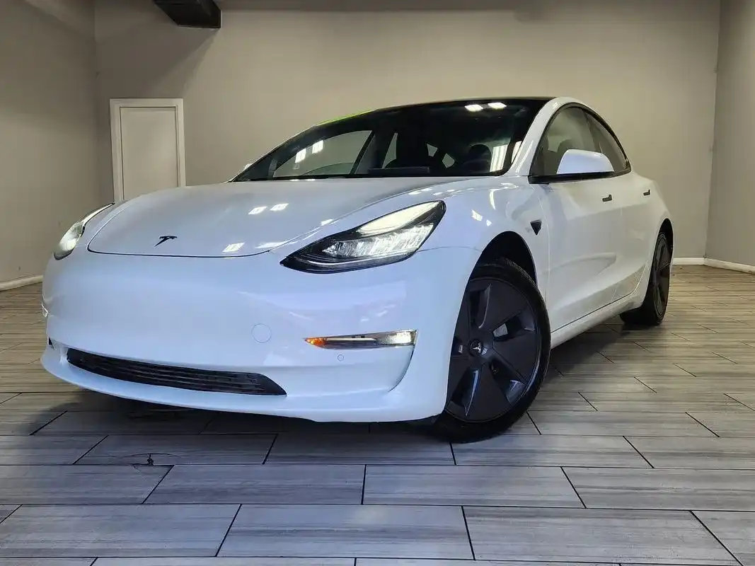 2021 Tesla Model 3 Standard Range Plus's photo