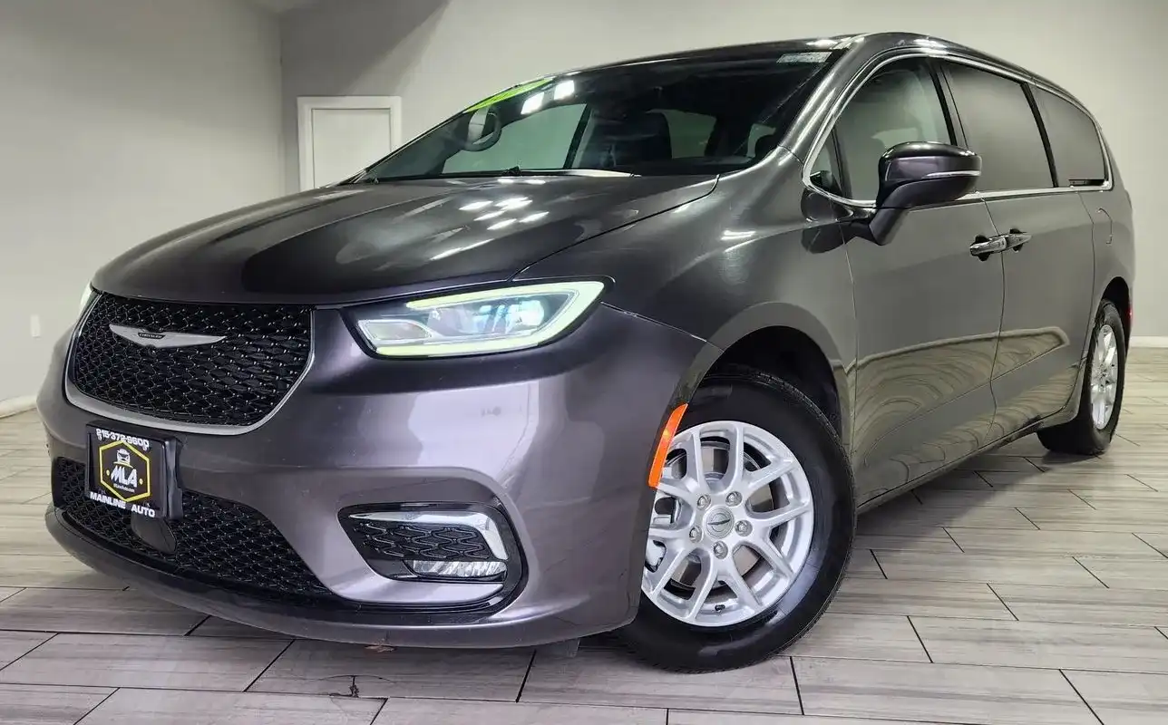 2023 Chrysler Pacifica Touring L's photo