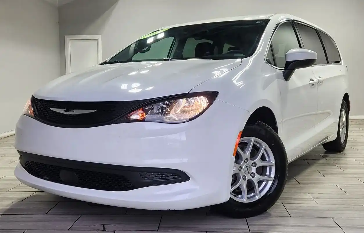 2023 Chrysler Voyager LX's photo