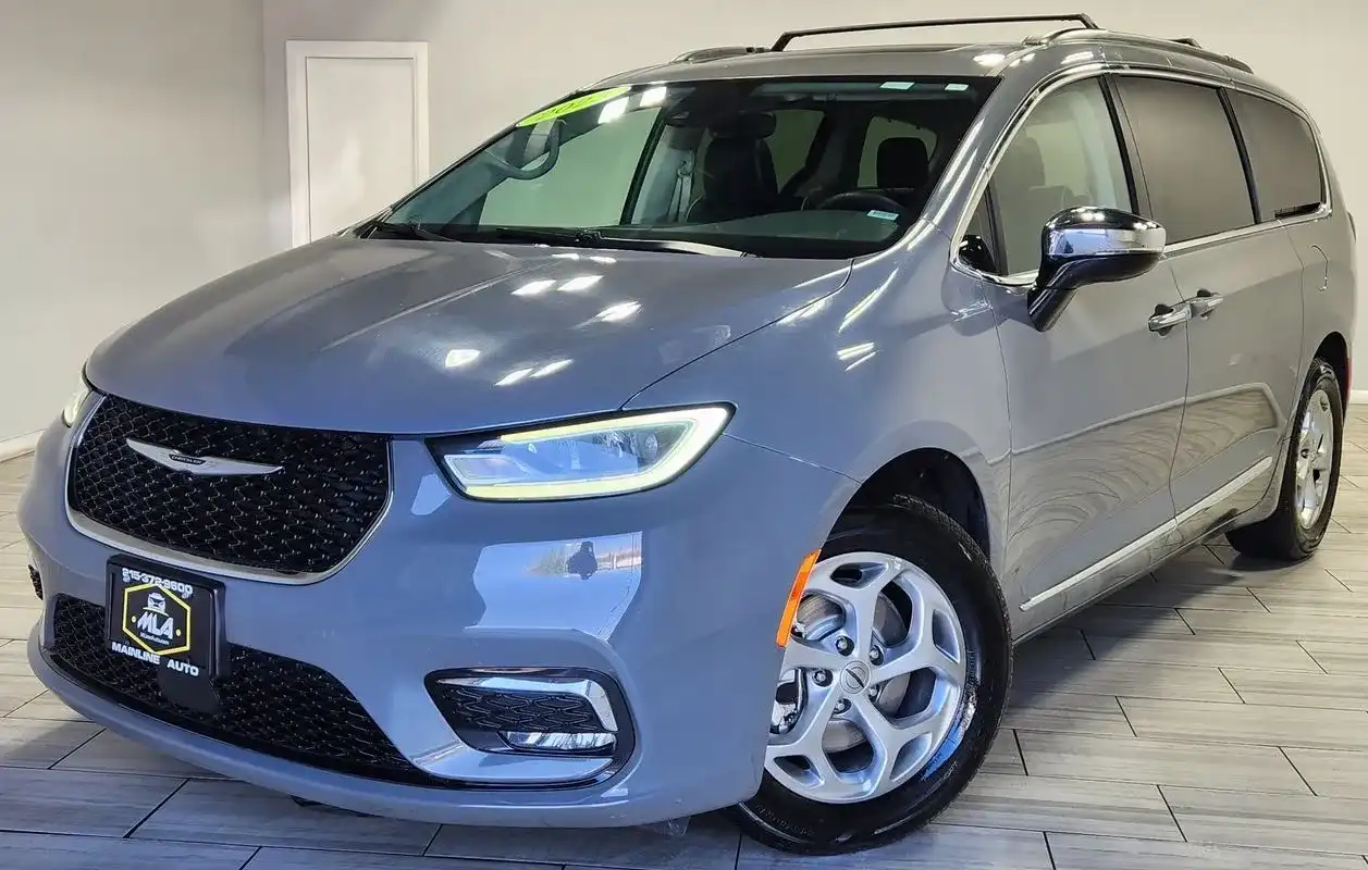 2023 Chrysler Pacifica Limited's photo
