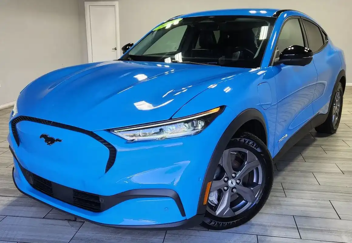 2023 Ford Mustang-Mach-e Select's photo