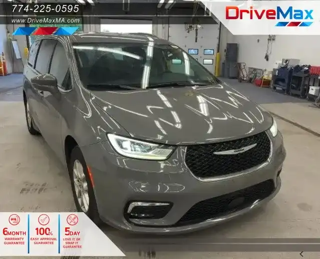 2022 Chrysler Pacifica Touring L's photo