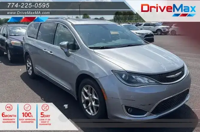 2018 Chrysler Pacifica Limited's photo
