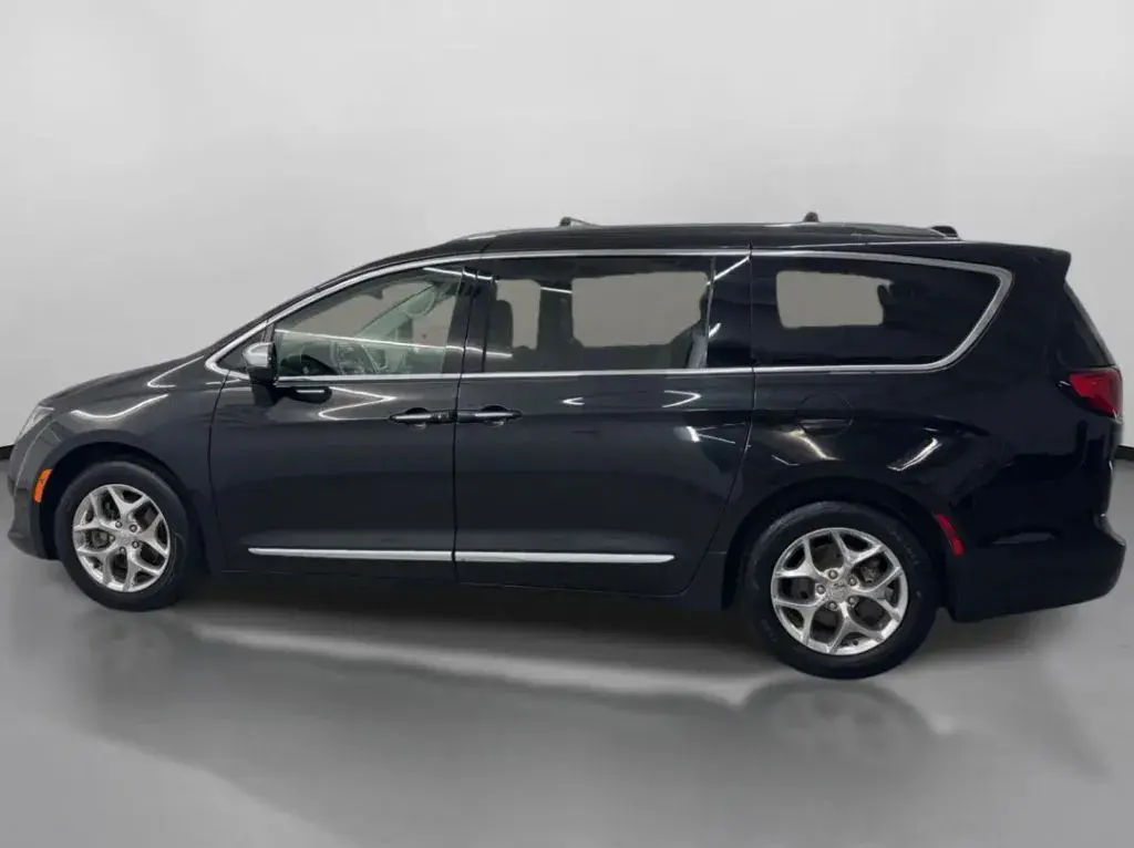 2017 Chrysler Pacifica Limited photo 5