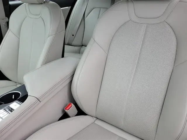 2024 Genesis G70 2.5T Standard photo 5
