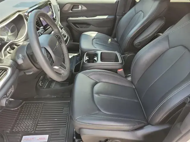 2025 Chrysler Pacifica Select photo 3