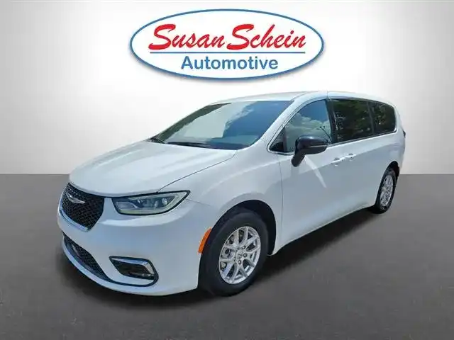2025 Chrysler Pacifica Select's photo