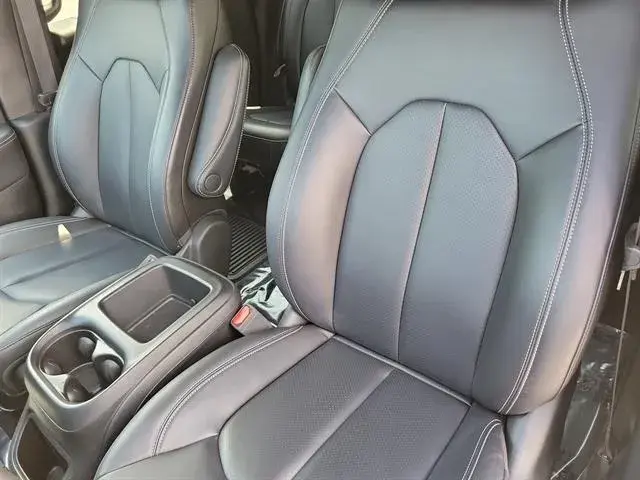 2025 Chrysler Pacifica Select photo 5