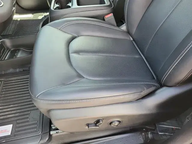 2025 Chrysler Pacifica Select photo 4