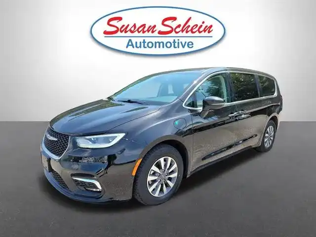 2024 Chrysler Pacifica Hybrid Select PHEV's photo