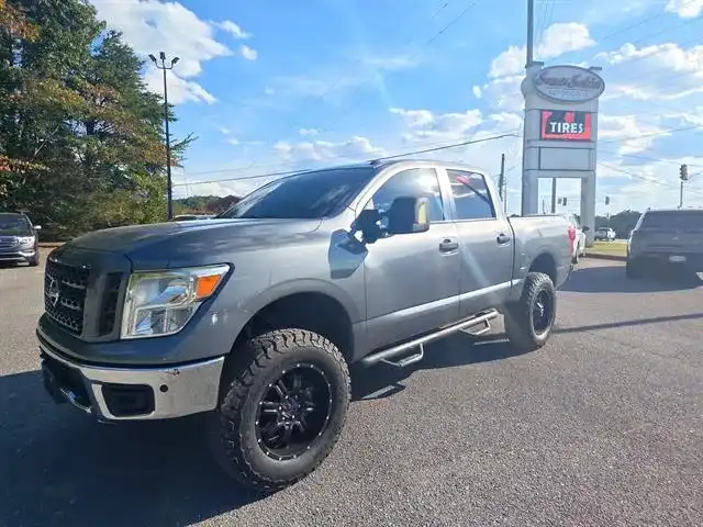 2019 Nissan Titan SV 4WD Crew Cab's photo