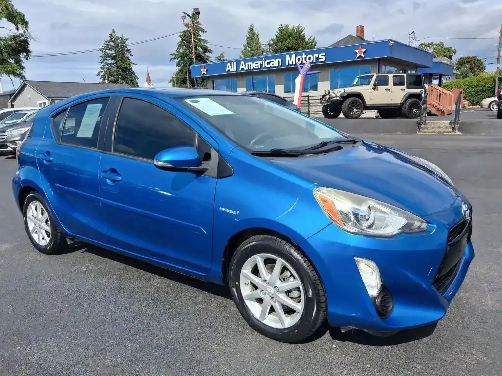 2015 Toyota Prius c Three's photo