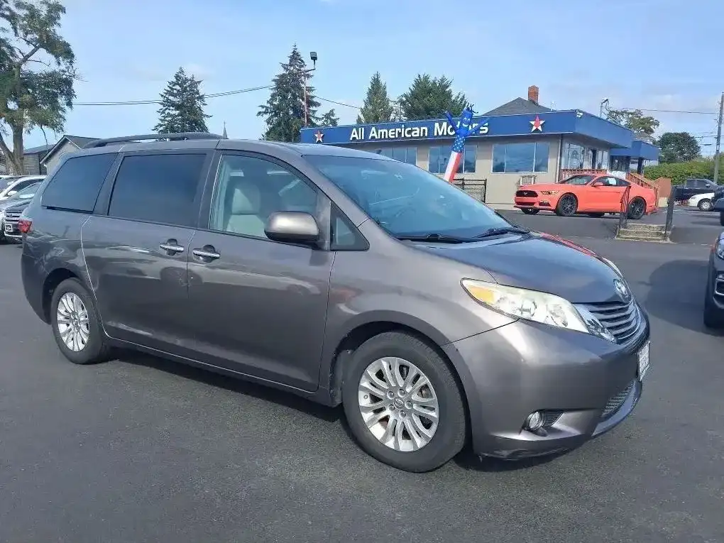 2016 Toyota Sienna XLE Premium V6 8-Passenger's photo