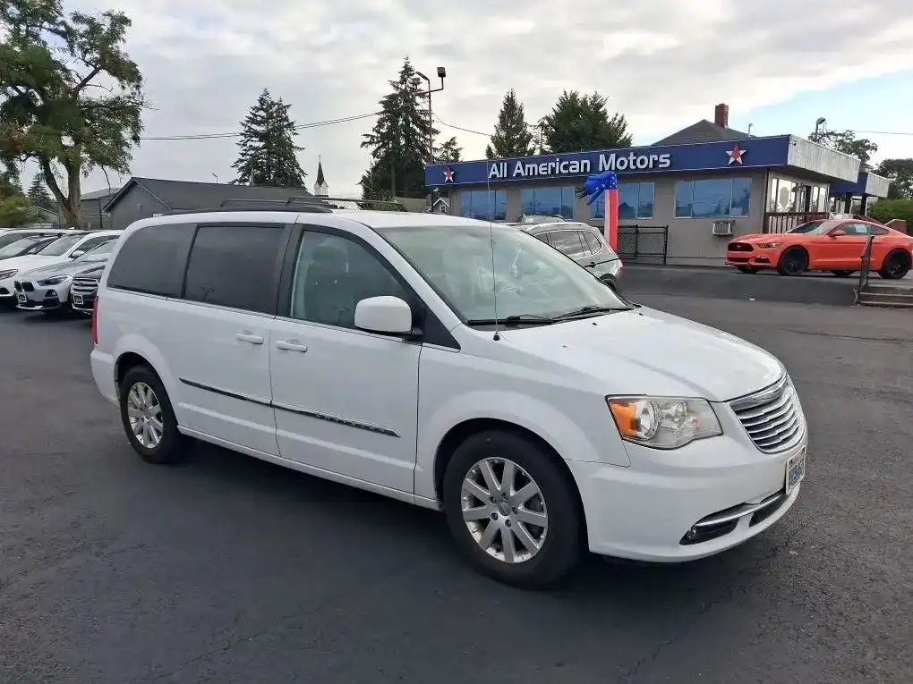 2016 Chrysler Town & Country Touring's photo